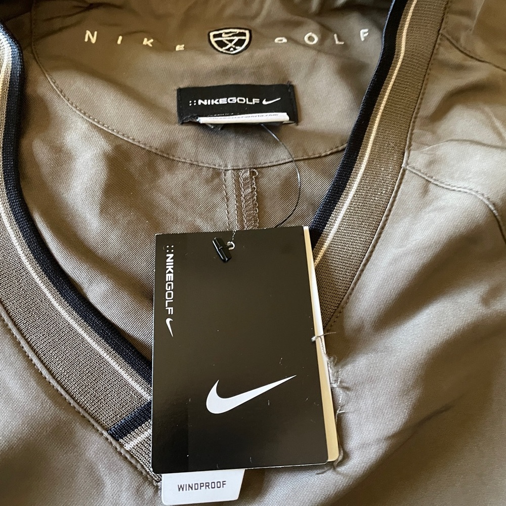 NWT Men’s Medium Nike V-Neck pullover windbreaker in green.